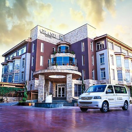 Grand M Hotel Navoi Luaran gambar