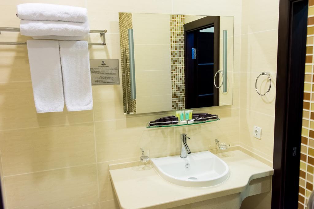 Grand M Hotel Navoi Luaran gambar