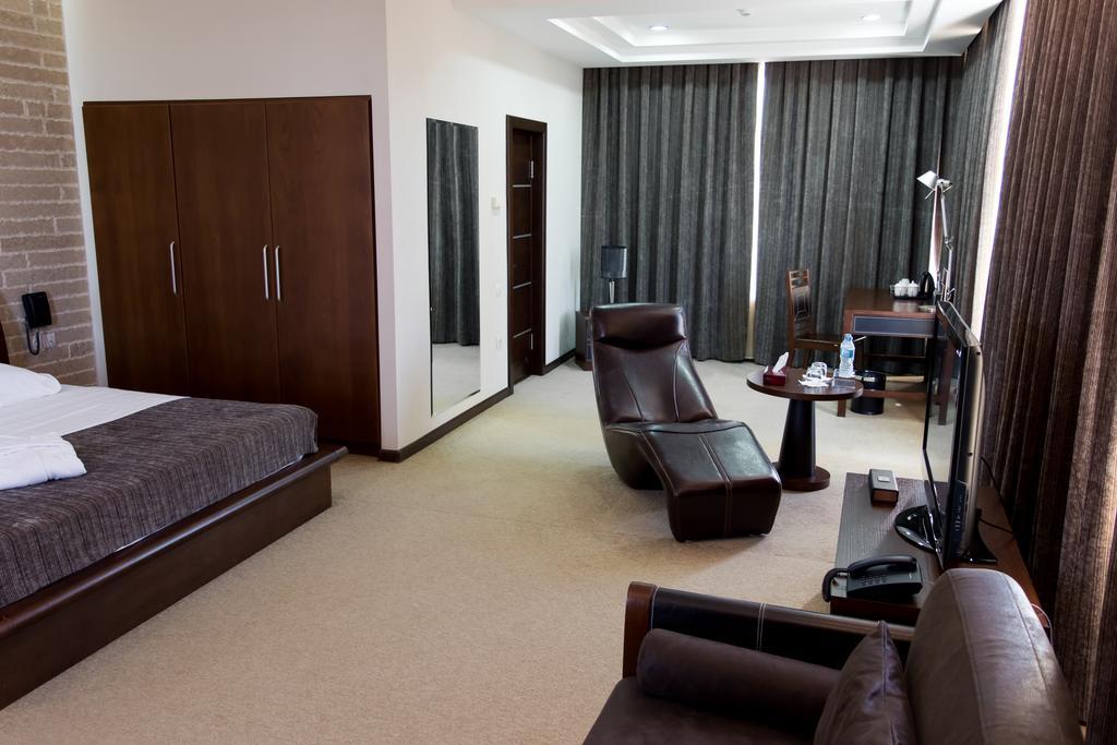 Grand M Hotel Navoi Luaran gambar