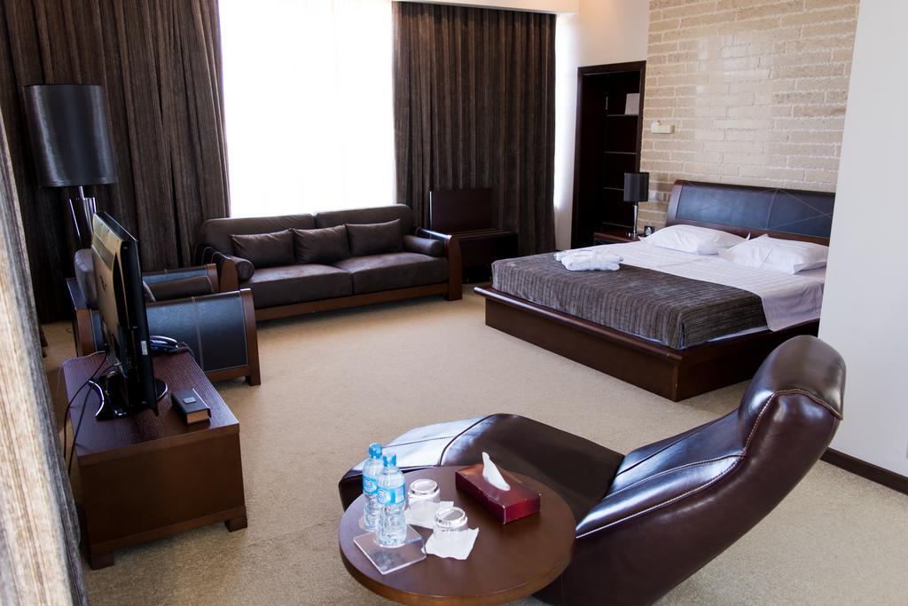 Grand M Hotel Navoi Luaran gambar