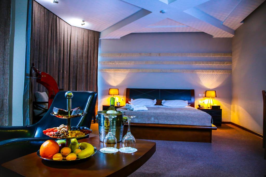 Grand M Hotel Navoi Luaran gambar