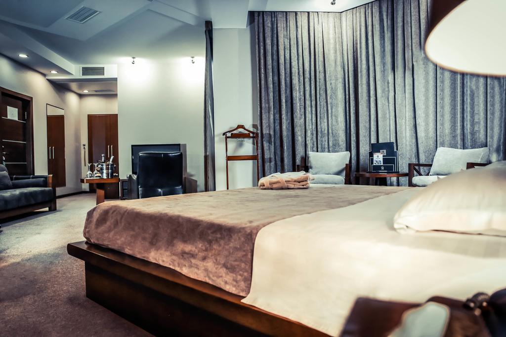 Grand M Hotel Navoi Luaran gambar